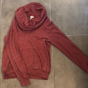 Women’s maroon Splendid cowl neck sweater!
